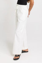 Load image into Gallery viewer, Betty Basics Saffra Relax Leg Jean White