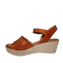 Load image into Gallery viewer, Raquel Perez Holding02 Khaki