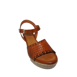 Raquel Perez Holding02 Khaki