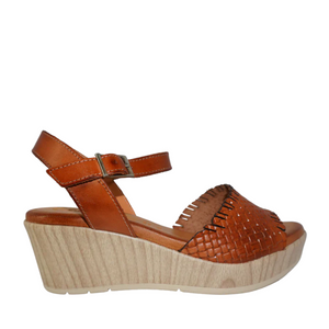 Raquel Perez Holding02 Khaki