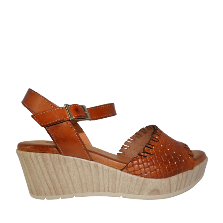 Raquel Perez Holding02 Khaki