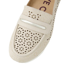 Load image into Gallery viewer, Ziera Nerrida W Almond Pale Gold Leather