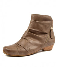 Load image into Gallery viewer, Ziera Camryn Xw Taupe Leather