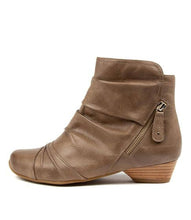 Load image into Gallery viewer, Ziera Camryn Xw Taupe Leather